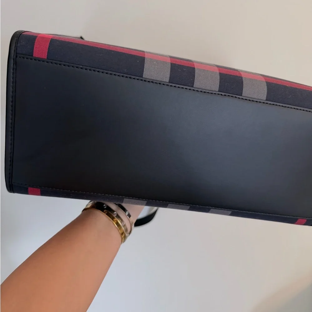 NWT AUTH BURBERRY LG BOOK TOTE IN NAVY W/BLACK LEATHER HANDLES, PIPING & BOTTOM - Picture 6 of 7